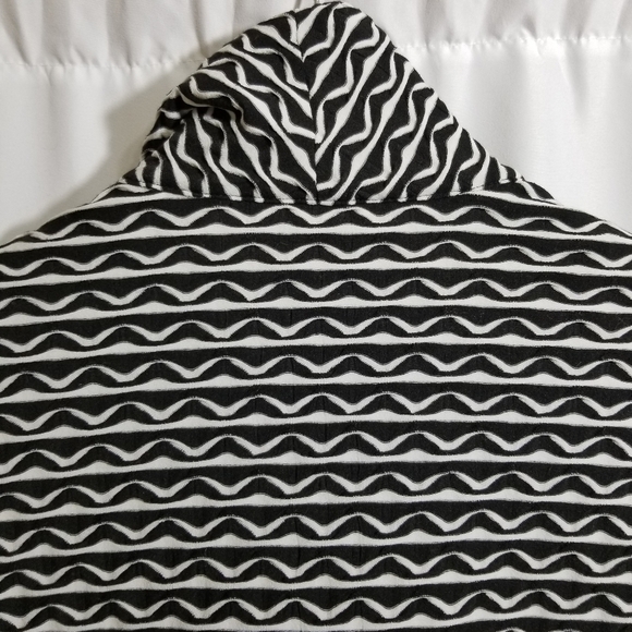 CJ Banks Black and white wave pattern open front blazer with zipper pockets - Picture 11 of 13